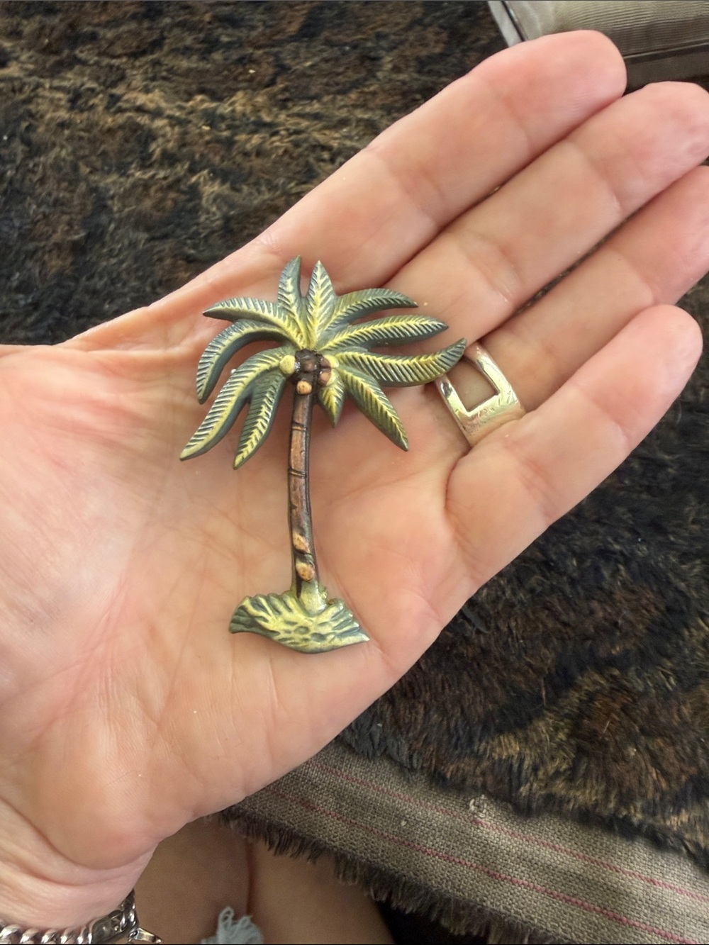 Lucite palm tree pin - Picture 4 of 5